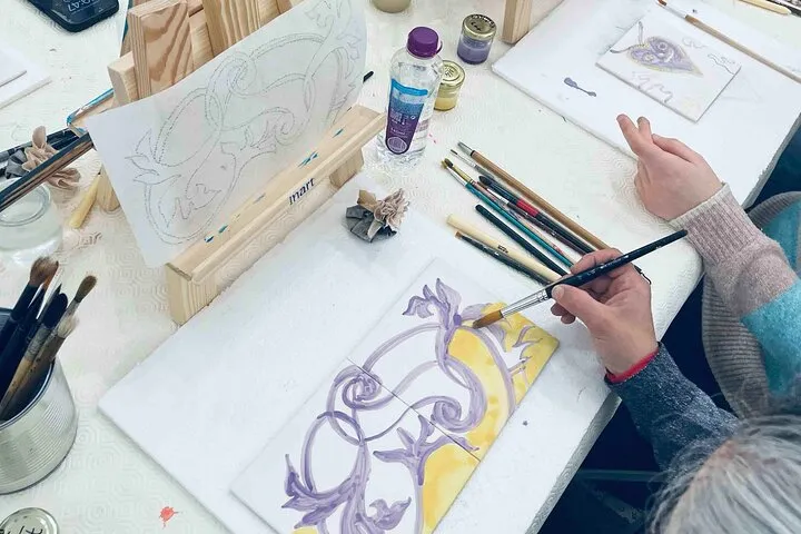 Paint tiles and create unique pieces in an art gallery in Lisbon