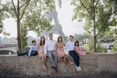 Private Group Photoshoot with Local Photographer in Paris