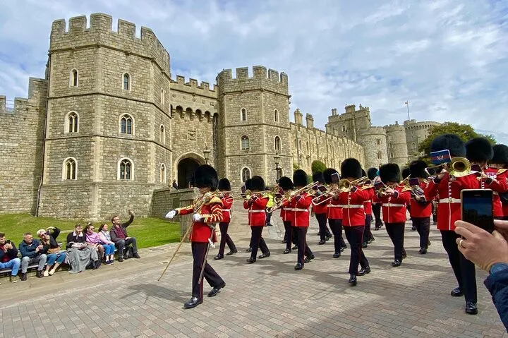 Stonehenge, Windsor Castle and Bath with Pub Lunch in Lacock