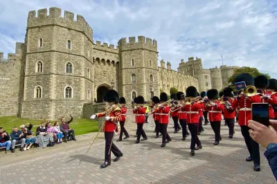 Stonehenge, Windsor Castle and Bath with Pub Lunch in Lacock