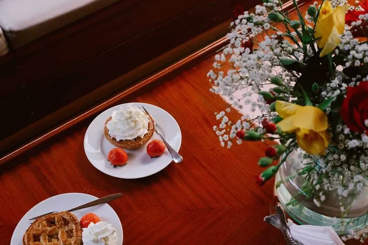Amsterdam Highlights - Group Cruise with Apple Pie, 2 Drinks