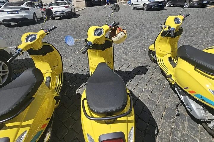 Rent a Scooter Vespa in Rome - 24 Hours