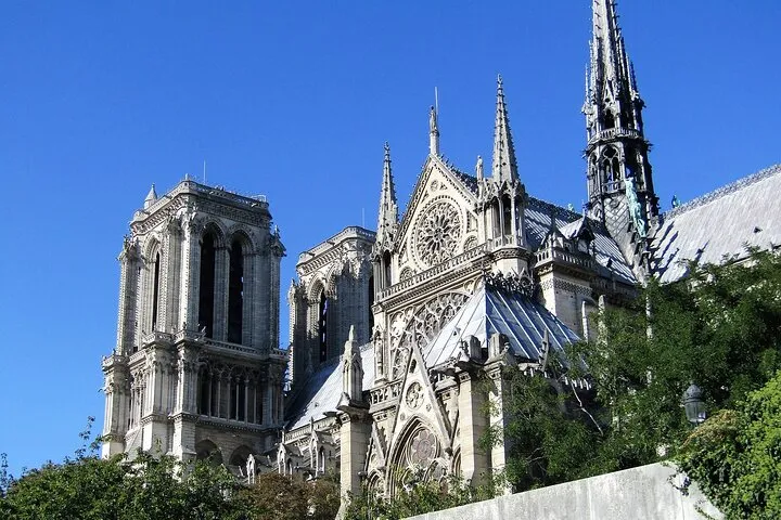 Notre Dame Guided Tour with Scheduled Group Access in option
