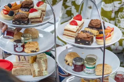 Buckingham Palace & Afternoon Tea Sightseeing Tour with PG Tips