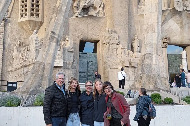 Sagrada Familia Tour with Expert Guide: Private & Small-Group