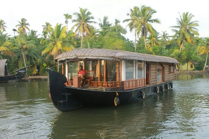5 Days Kerala Luxury Tour Hills Beaches Houseboat and Heritage