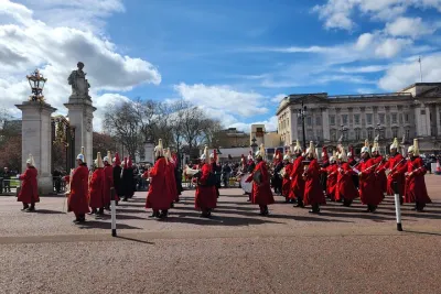 Exciting Half Day Walking Tour - See All London Sites