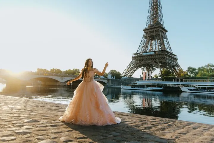 Private Photo Session with a Local Photographer in Paris