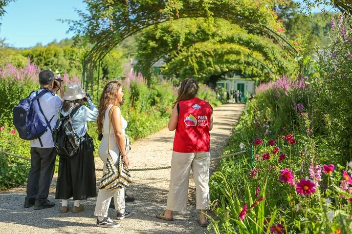 Giverny & Versailles Private Day Tour with Lunch from Paris