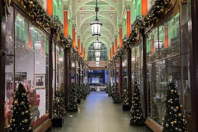 London's Iconic Christmas Lights Tour