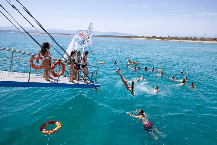 Athens: Swimming Day Cruise with DJ, Lunch & Drinks incl.