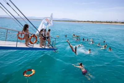 Athens: Swimming Day Cruise with DJ, Lunch & Drinks incl.