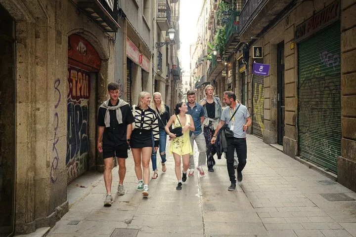 Barcelona Old City Guided Tour with Tapas and Drinks