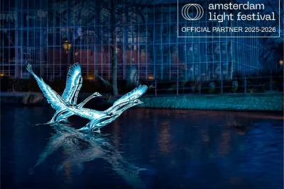 Amsterdam Light Festival Canal Cruise with Captain Guide & Drinks
