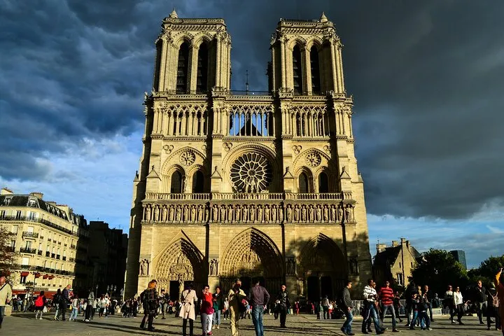 Notre-Dame Guided Exterior Tour (French, Spanish)