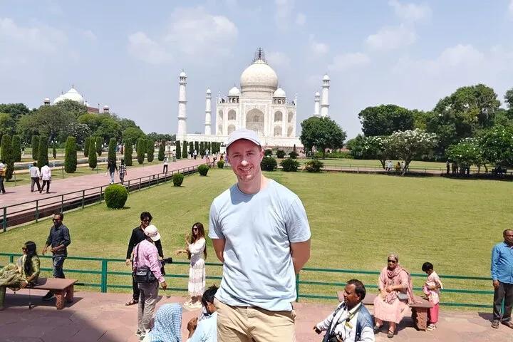 Taj Mahal Day Tour by Gatimaan Express – From Delhi to Agra