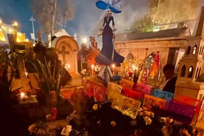 Private tour Dia de Muertos in Mixquic transportation and bread of the dead