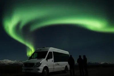 Small-Group Tour: Northern Lights with Photos & Hot Chocolate