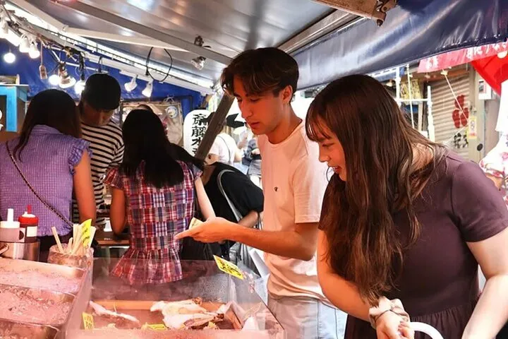 Private Tsukiji Market Gourmet & Walking Tour with 3 Local Foods