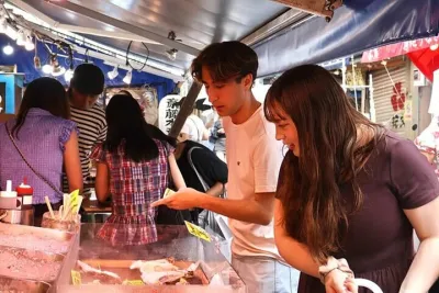 Private Tsukiji Market Gourmet & Walking Tour with 3 Local Foods