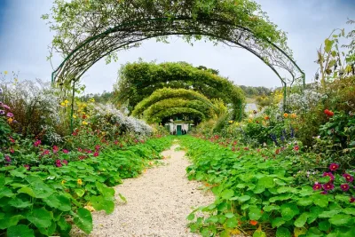 Giverny & Monet Gardens - Small Group(2-6) with Hotel Pickup