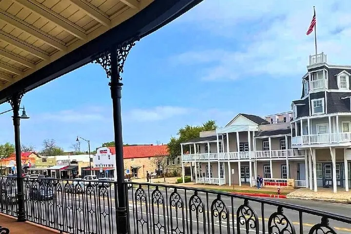 Fredericksburg Luxury Shopping and History and Culture Tour