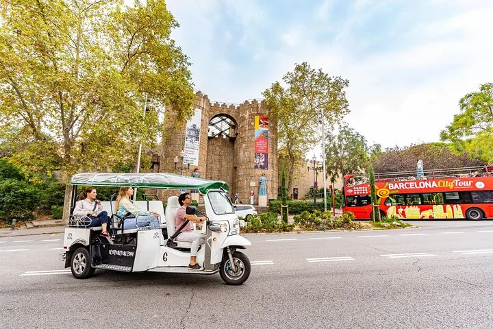 Expert Tour Plus of Barcelona in Eco Tuk Tuk Private