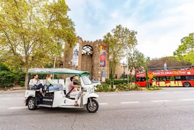 Expert Tour Plus of Barcelona in Eco Tuk Tuk Private