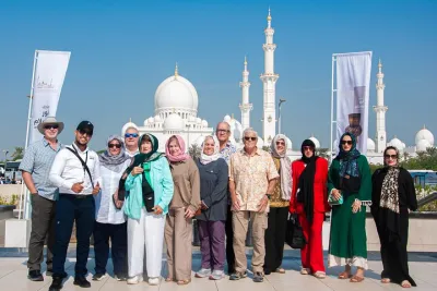 Abu Dhabi Cultural Tour: Mosque, Louvre & Lunch from Dubai