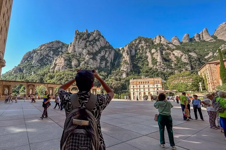 Montserrat Monastery and Sagrada Familia Tour with Liquor Tasting