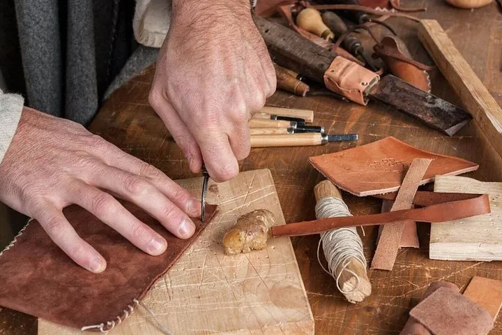 Oltrarno tour with Local Artisans, Wine Window and Gelato