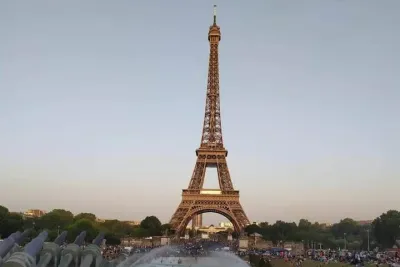 Paris: Eiffel Tower Access up to 2nd Floor by Lift with Host