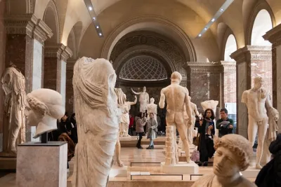 Louvre Museum Small Group Guided Tour
