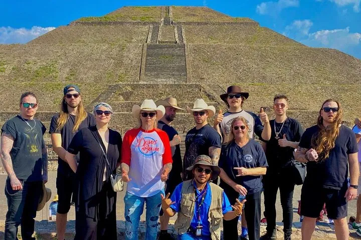 Trip to the Pyramids of Teotihuacan without Tourist Traps