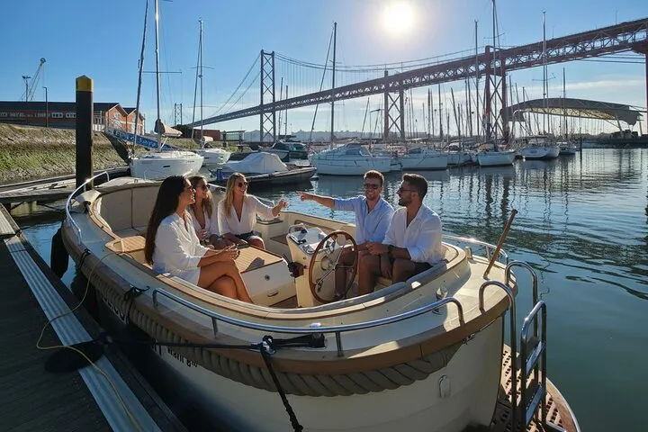 Lisbon Lurury Morning Boat Tour with Breakfast and Open Bar