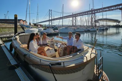 Lisbon Lurury Morning Boat Tour with Breakfast and Open Bar