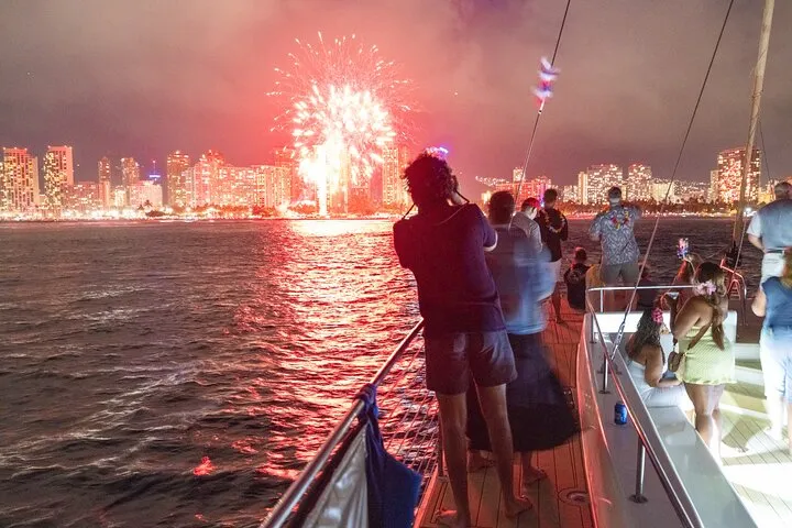 Waikiki Beach Fireworks Catamaran: Friday Night Open Bar Sail