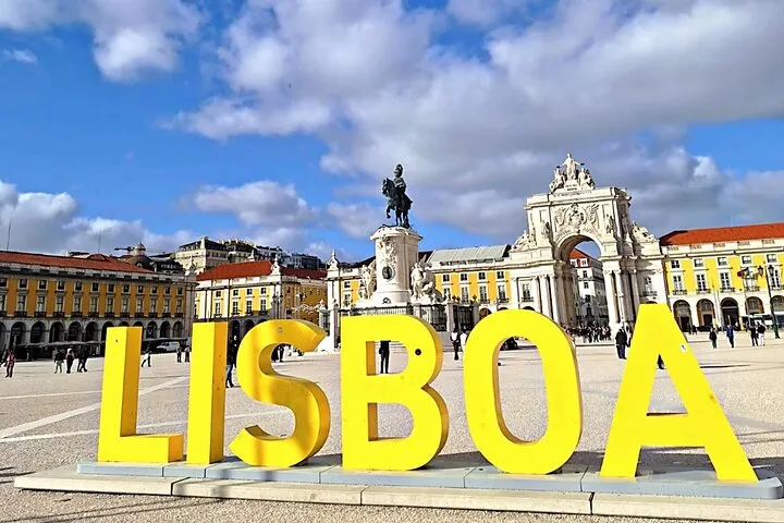 Lisbon Tour from the University to the Historic Center and Tagus