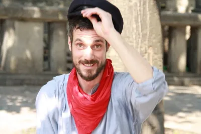 Montmartre: Theatre and Immersive Tour in French