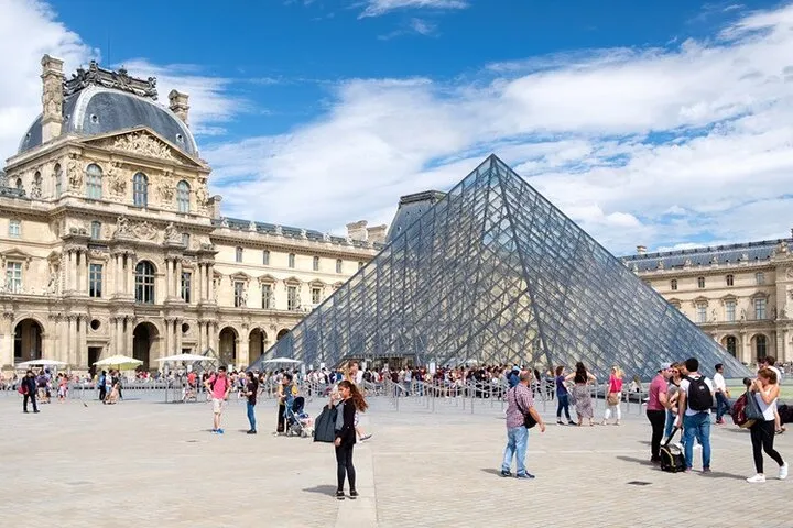 Louvre: French immersive survey tour