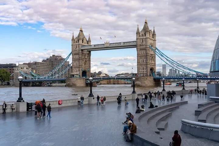 Tour between the City of London and the south side of the River Thames