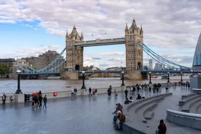 Tour between the City of London and the south side of the River Thames
