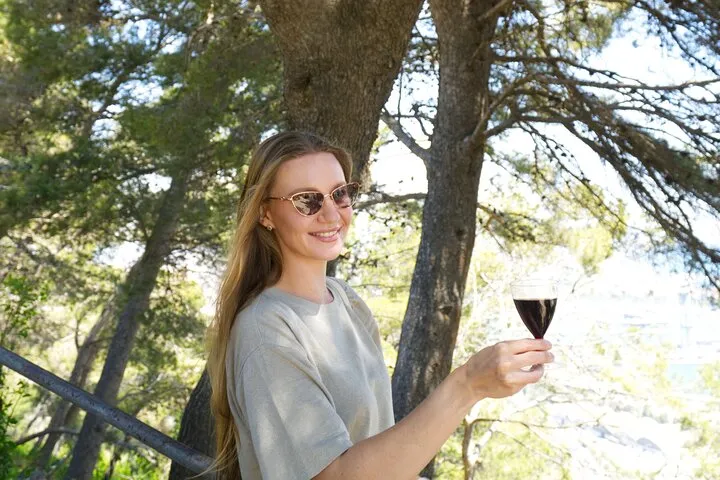 Barcelona: Magic Montjuïc Tour, Wine Tasting & Best photo spots!