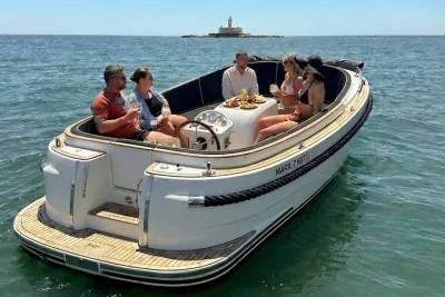 Lisbon Luxury Relax Boat Tour with Open Bar & Snacks