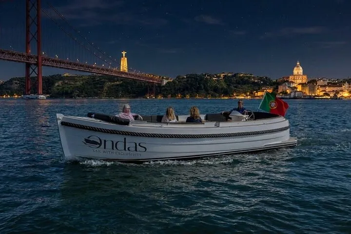 Lisbon Night Luxury Boat Vibes with Drinks & Pizza