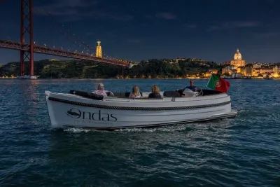 Lisbon Night Luxury Boat Vibes with Drinks & Pizza