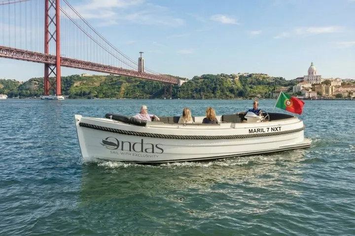 Lisbon Luxury Cozy Cruise with Drinks & Pizza