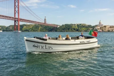 Lisbon Luxury Cozy Cruise with Drinks & Pizza
