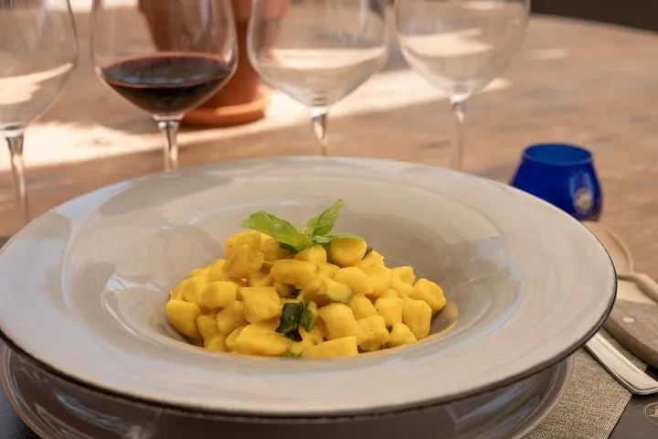 Terracotta Crafting and Saffron Lunch with Tasting in Tuscany