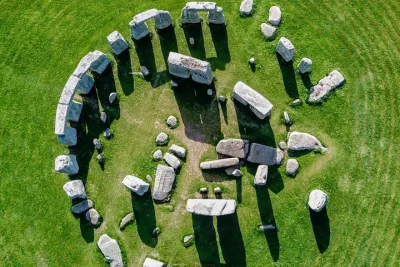 Stonehenge and Cotswolds Tour from London